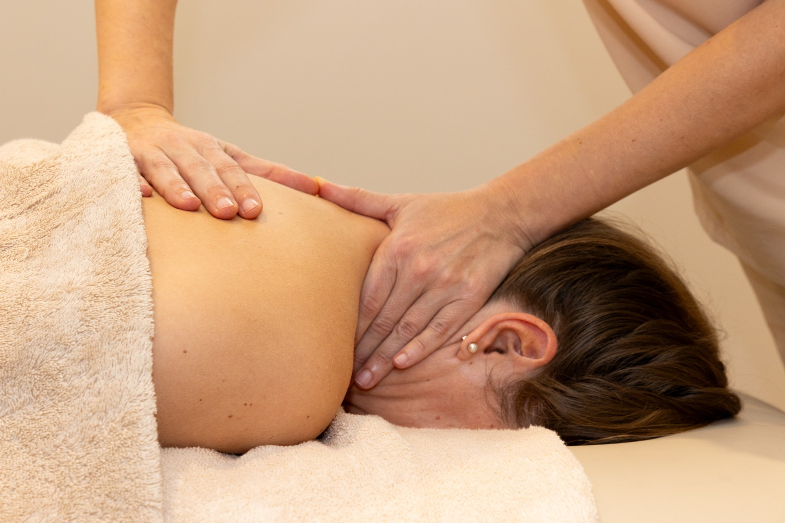 fisioterapeuta tratando una lesión