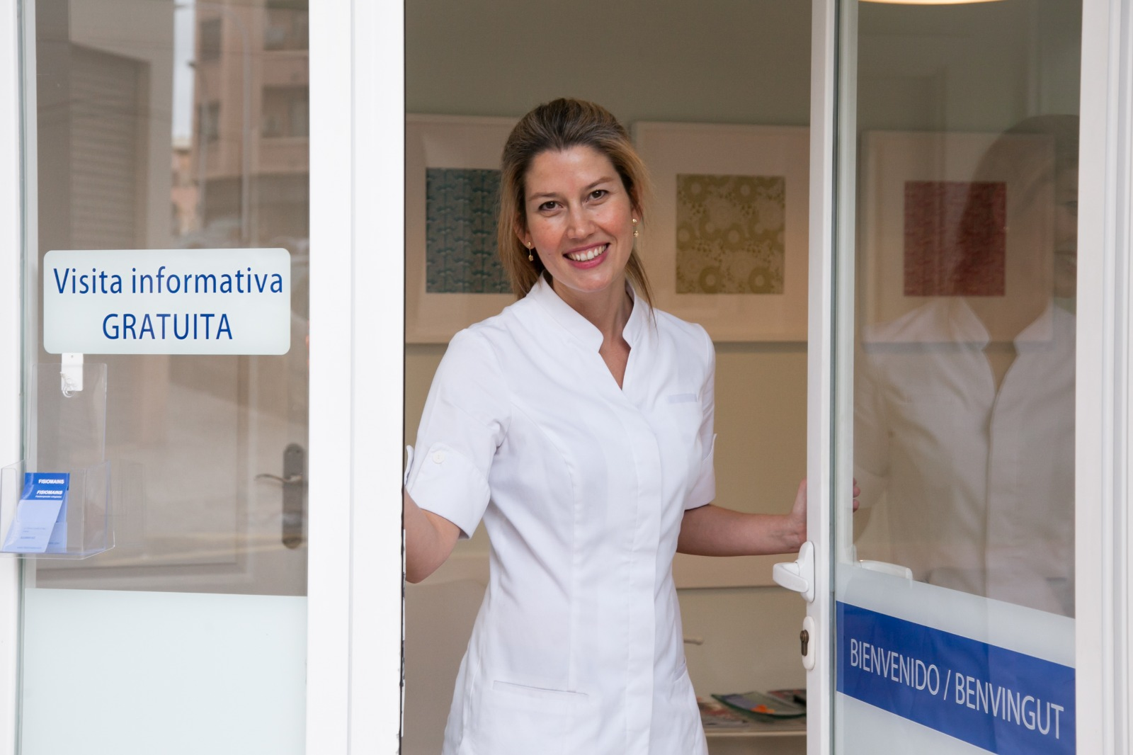 Laura Ortega Marín en la puerta de entrada de la clínica Fisiomains
